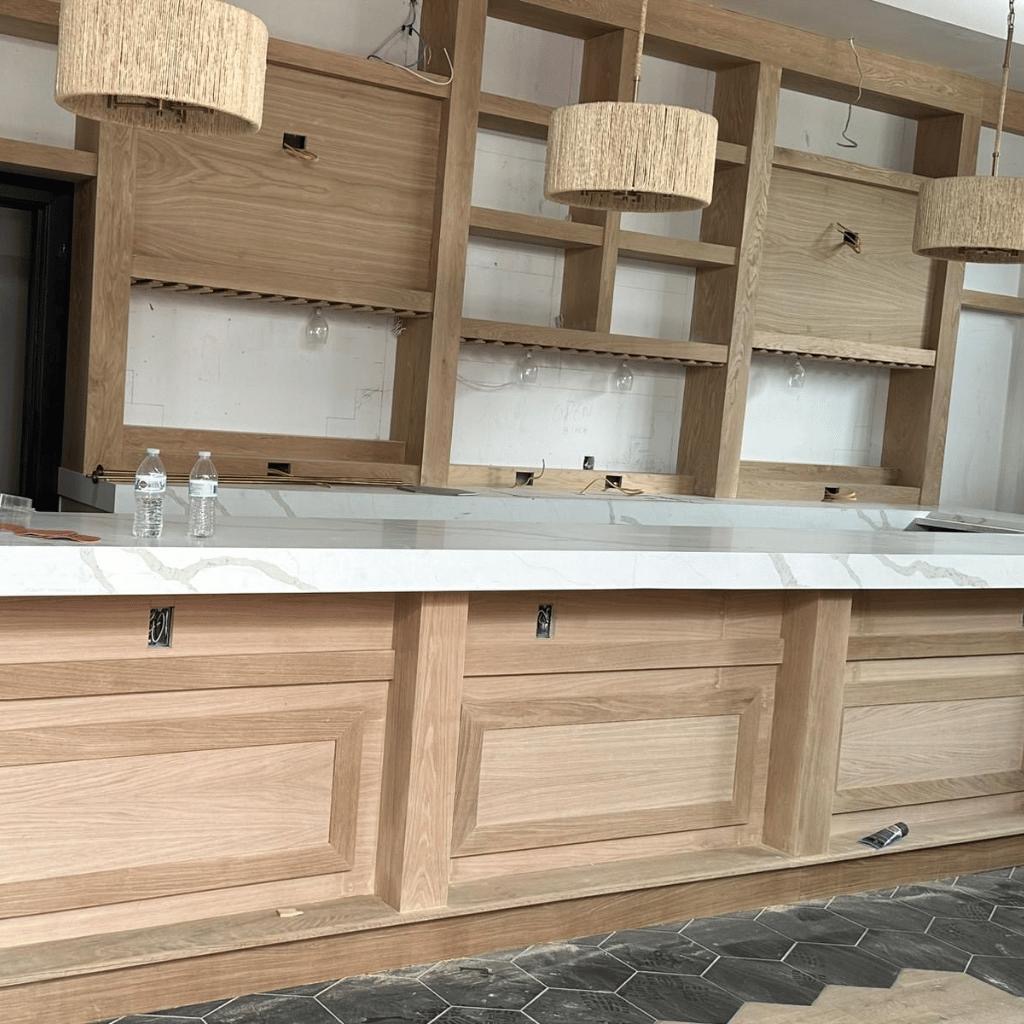 Maestro carpintero trabajando una moldura fina a mano