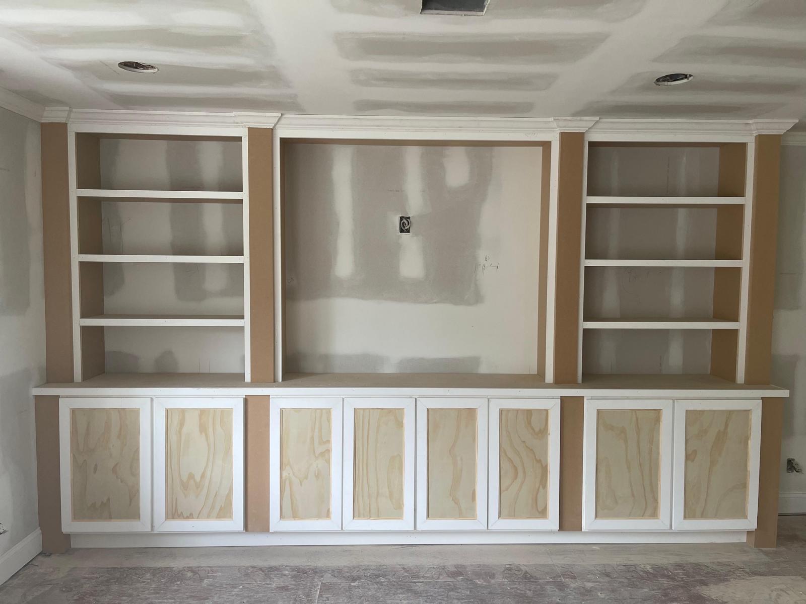Biblioteca built-in con cornisa