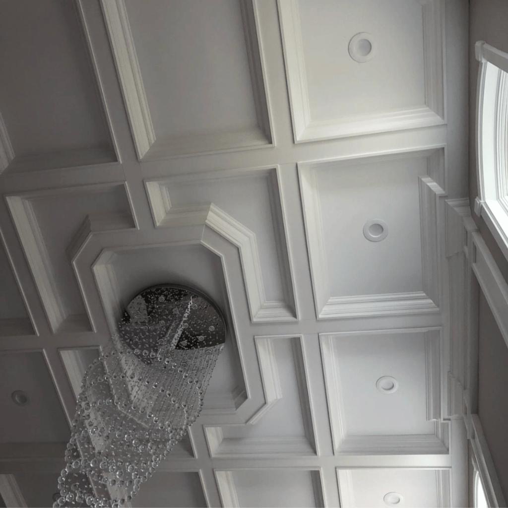 Cielo artesonado con candelabro