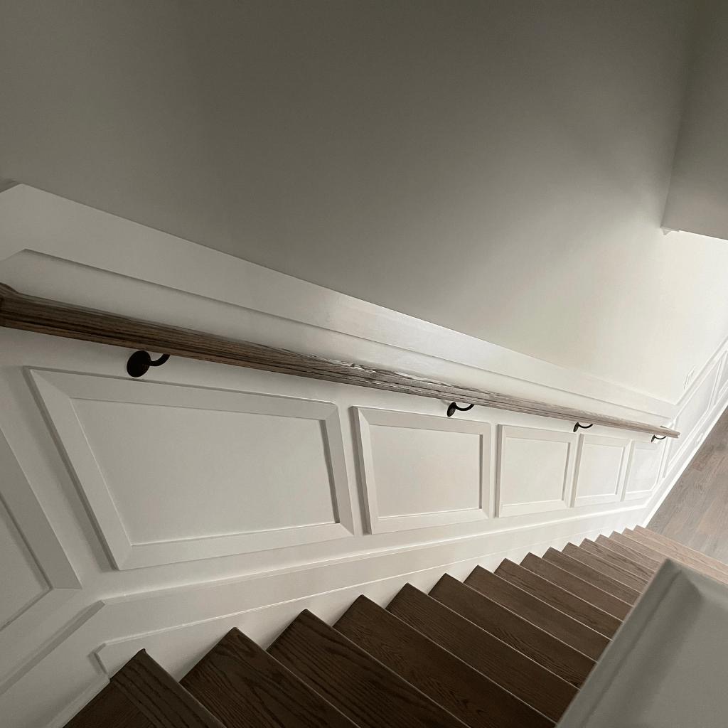 Escalera con paneles wainscoting
