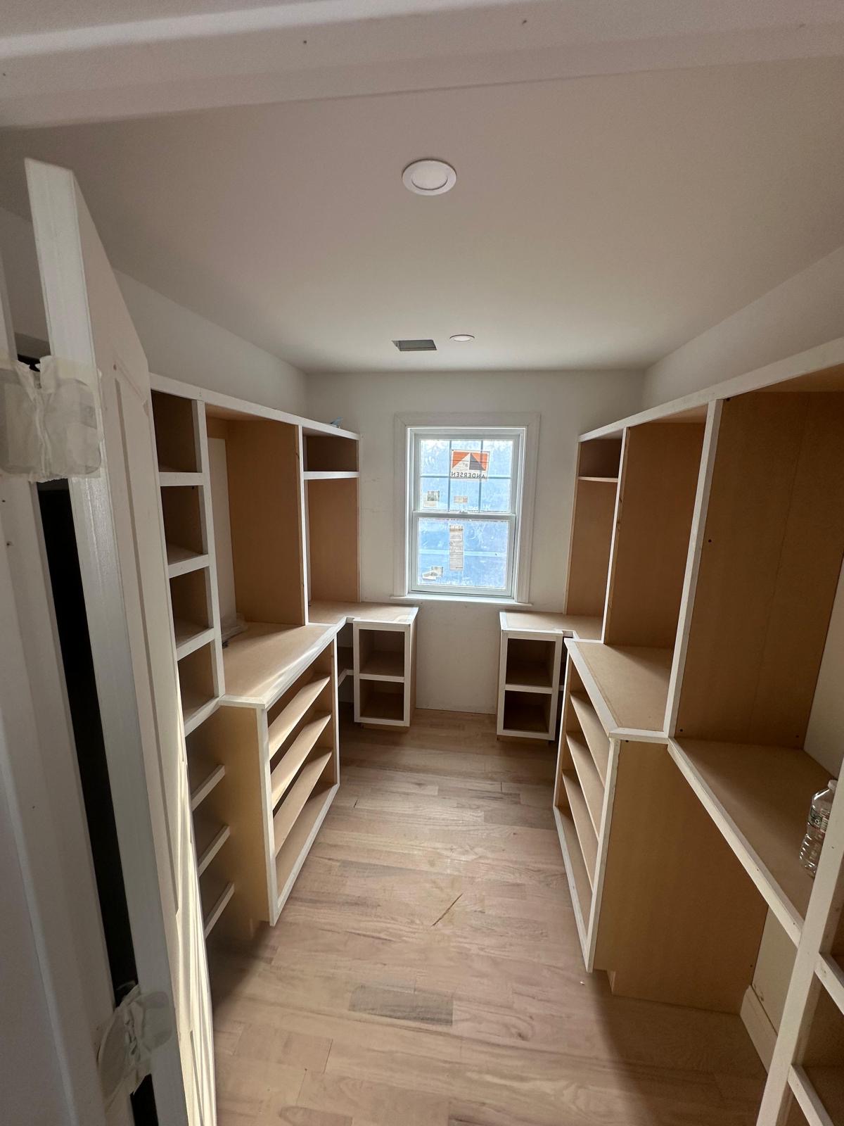 Walk-in closet con ventana